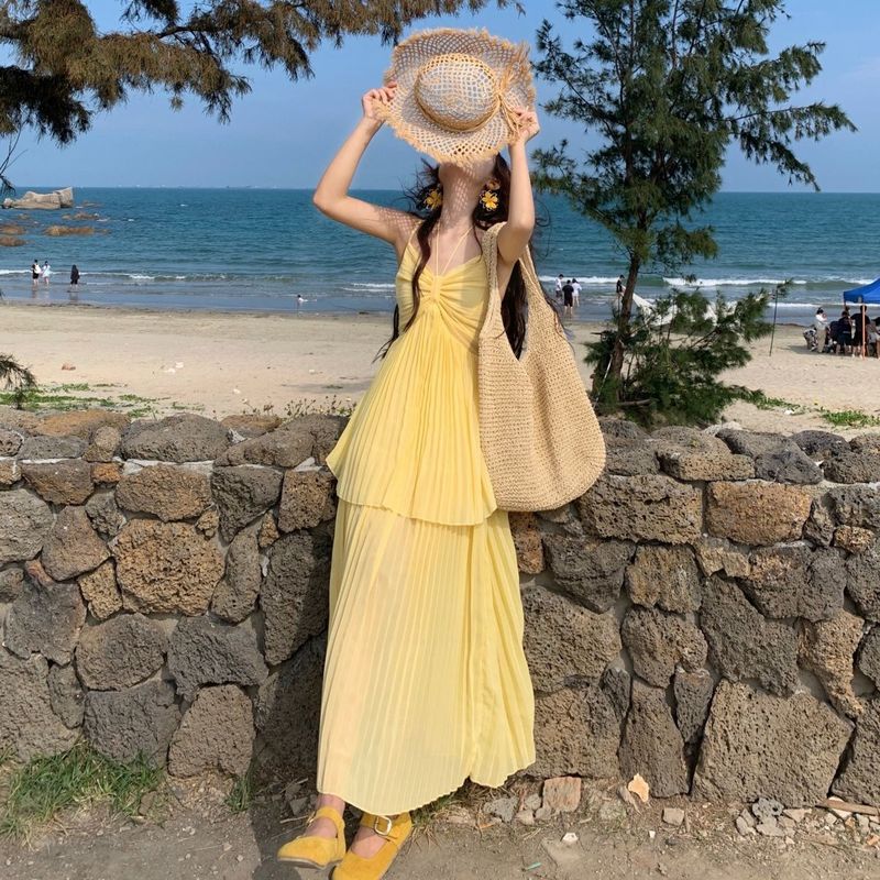 假两件褶皱黄色连衣裙女夏日三亚多巴胺海边度假风挂脖沙滩吊带裙|undefined