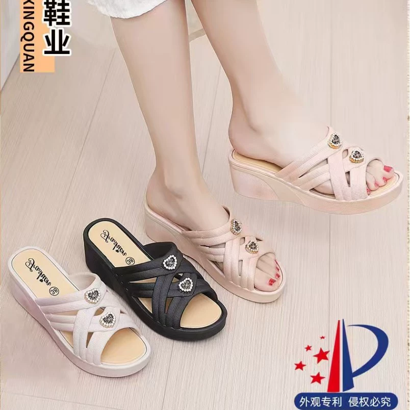 Оптовые пластиковые сандалии на танкетке с толстой подошвой, домашние тапочки для мам, удобная и дышащая женская обувь с круглым носком