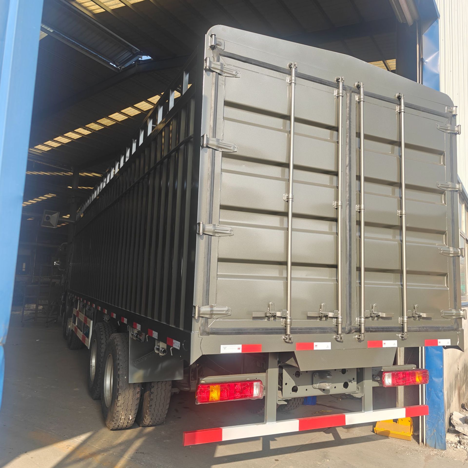 Export dump truck, Sinotruk HOWO 8X4 eight-wheel truck, container dump truck