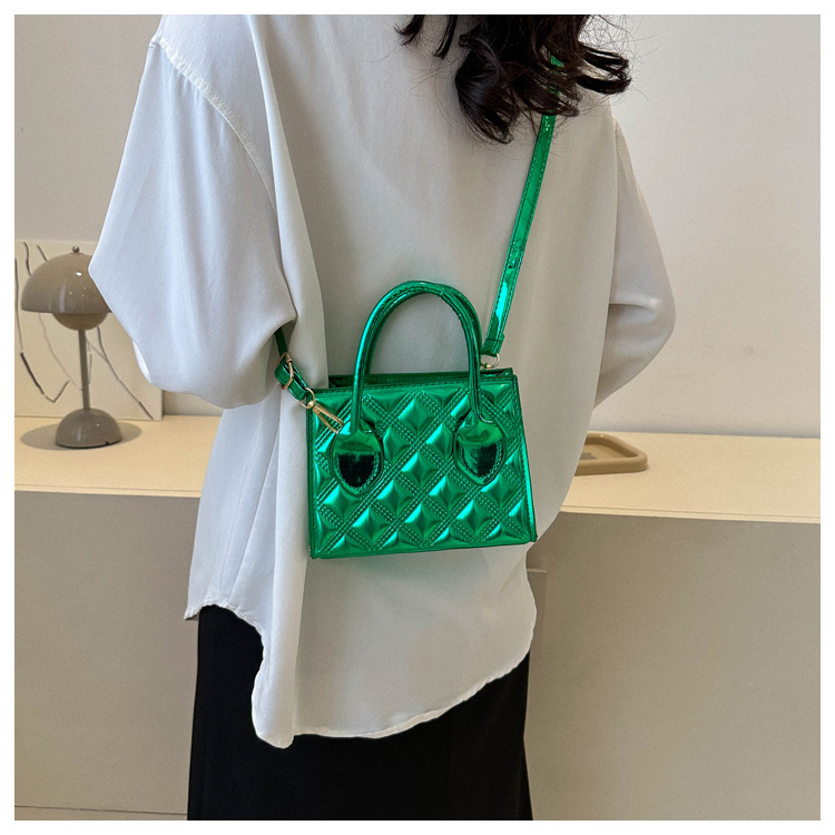 Piccola borsa a tracolla quadrata in vernice effetto goffrato_voghion.com