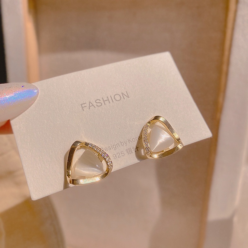 Ingresos franceses de perlas de moda femenina simple pendientes rojos ligeros de lujo versátiles pendientes de nicho de alta calidad