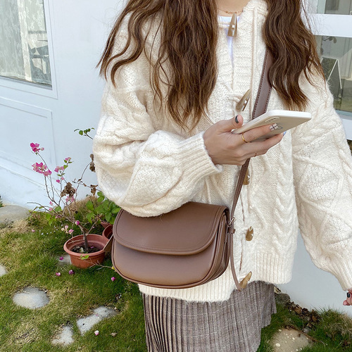 Korean version of semi-circle saddle bag for women  autumn and winter new ins simple retro temperament versatile single shoulder crossbody bag