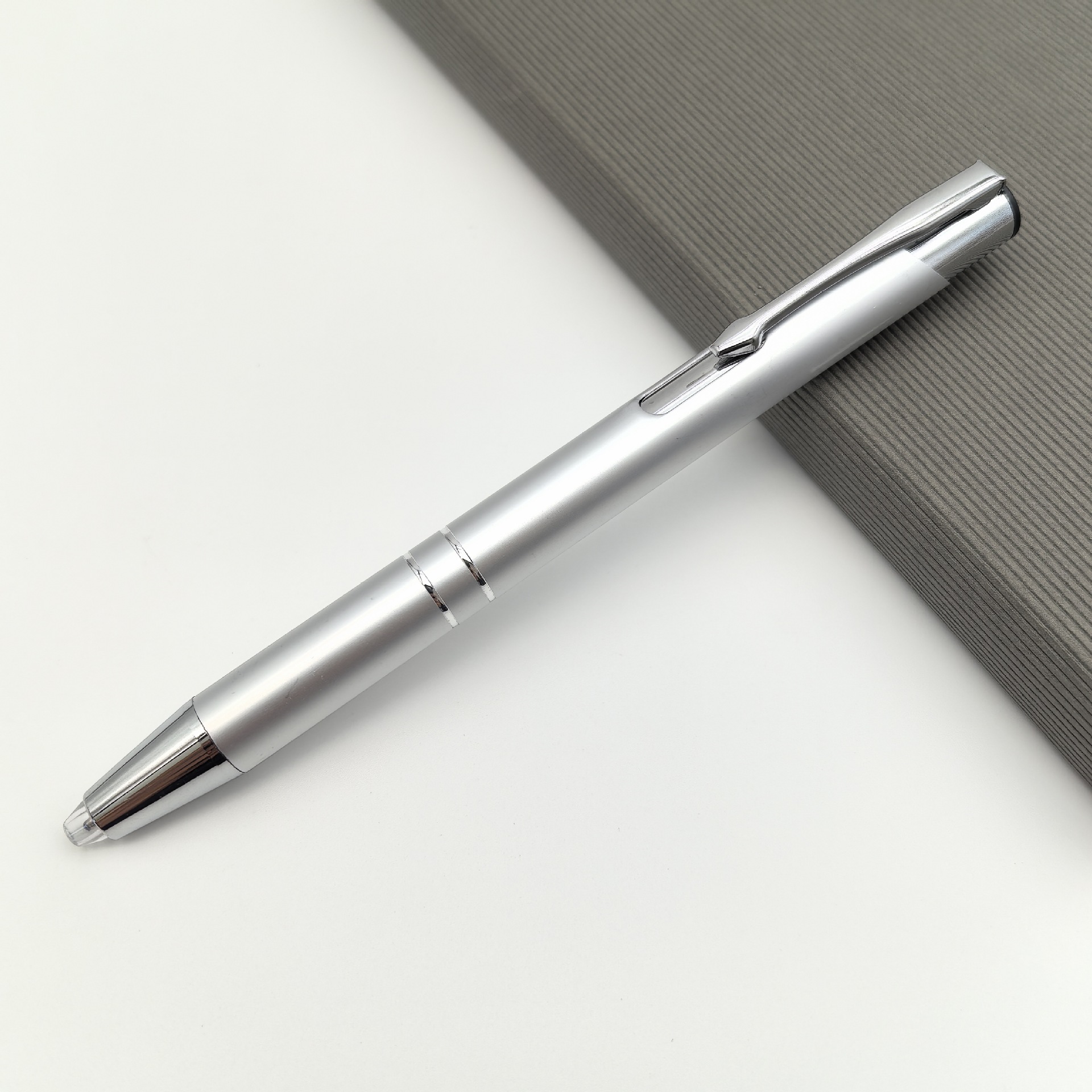 Presione la punta de la pluma luminosa barra de aluminio pluma metálica lámpara LED pluma de regalo de metal logotipo láser personalizado pluma metálica