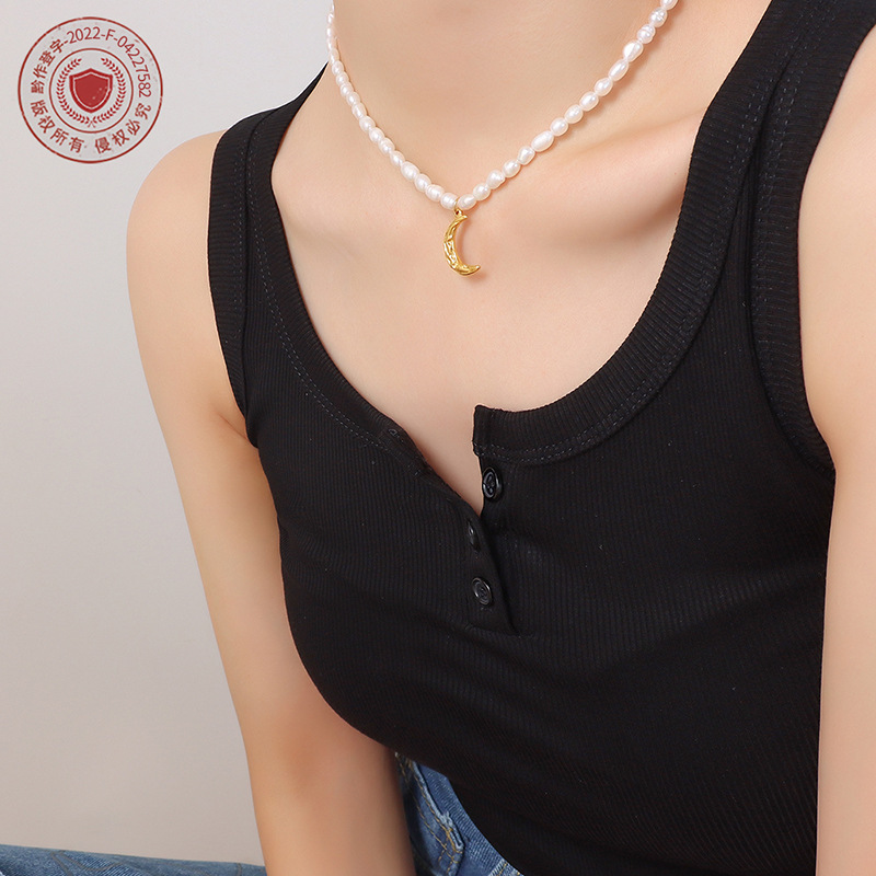 Francés moda natural agua dulce perla clavícula cadena titanio acero chapado en oro Luna colgante collar personalizado todo-fósforo Accesorios
