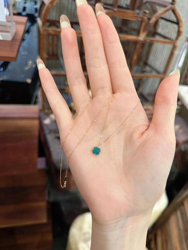 女性用の軽くて豪華でハイエンドのグリーンの小さな角砂糖ペンダントネックレス、絶妙で多用途のネックレス、ユニークなニッチデザインの鎖骨チェーン|undefined