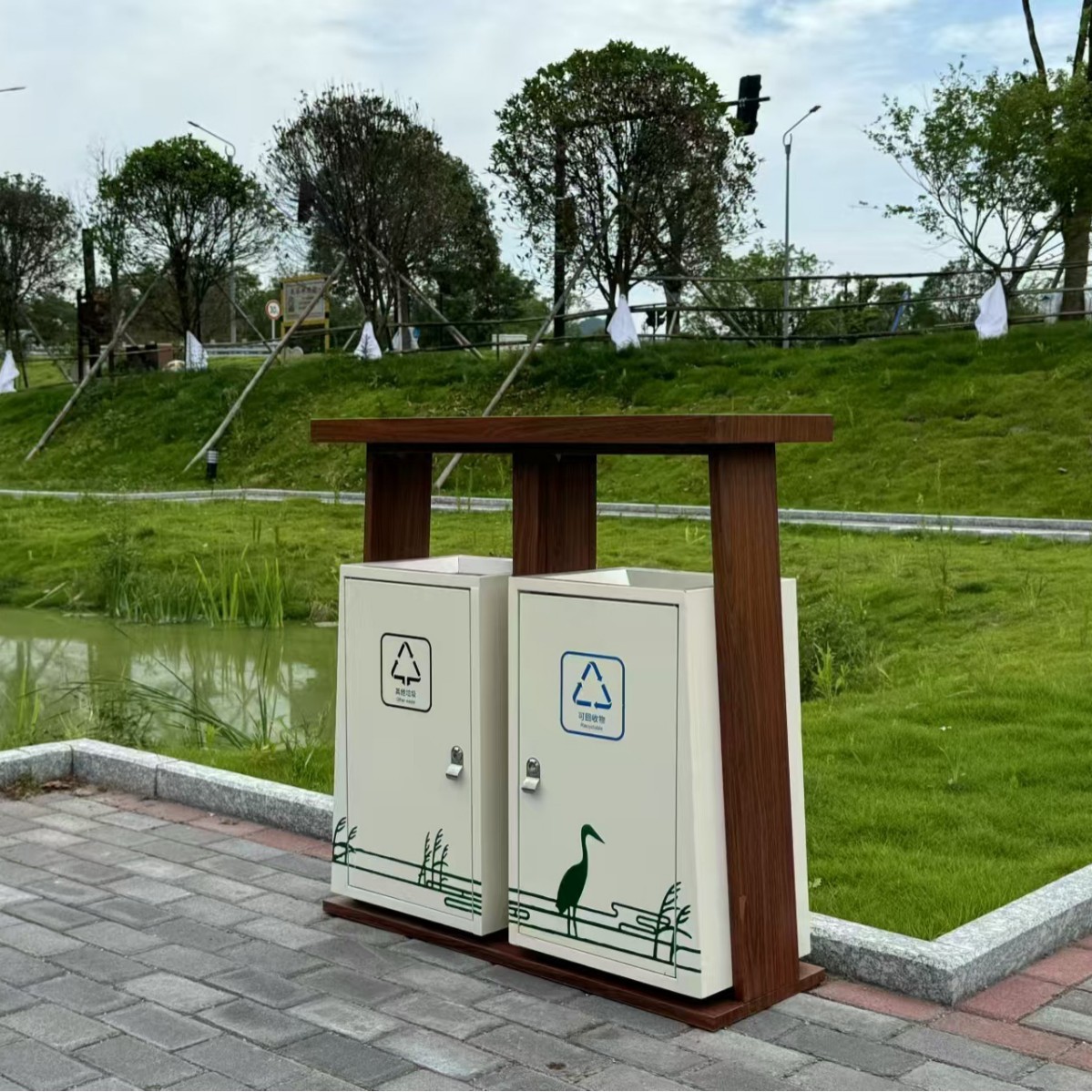 厂家供应户外复古镀锌板分类果皮箱垃圾桶