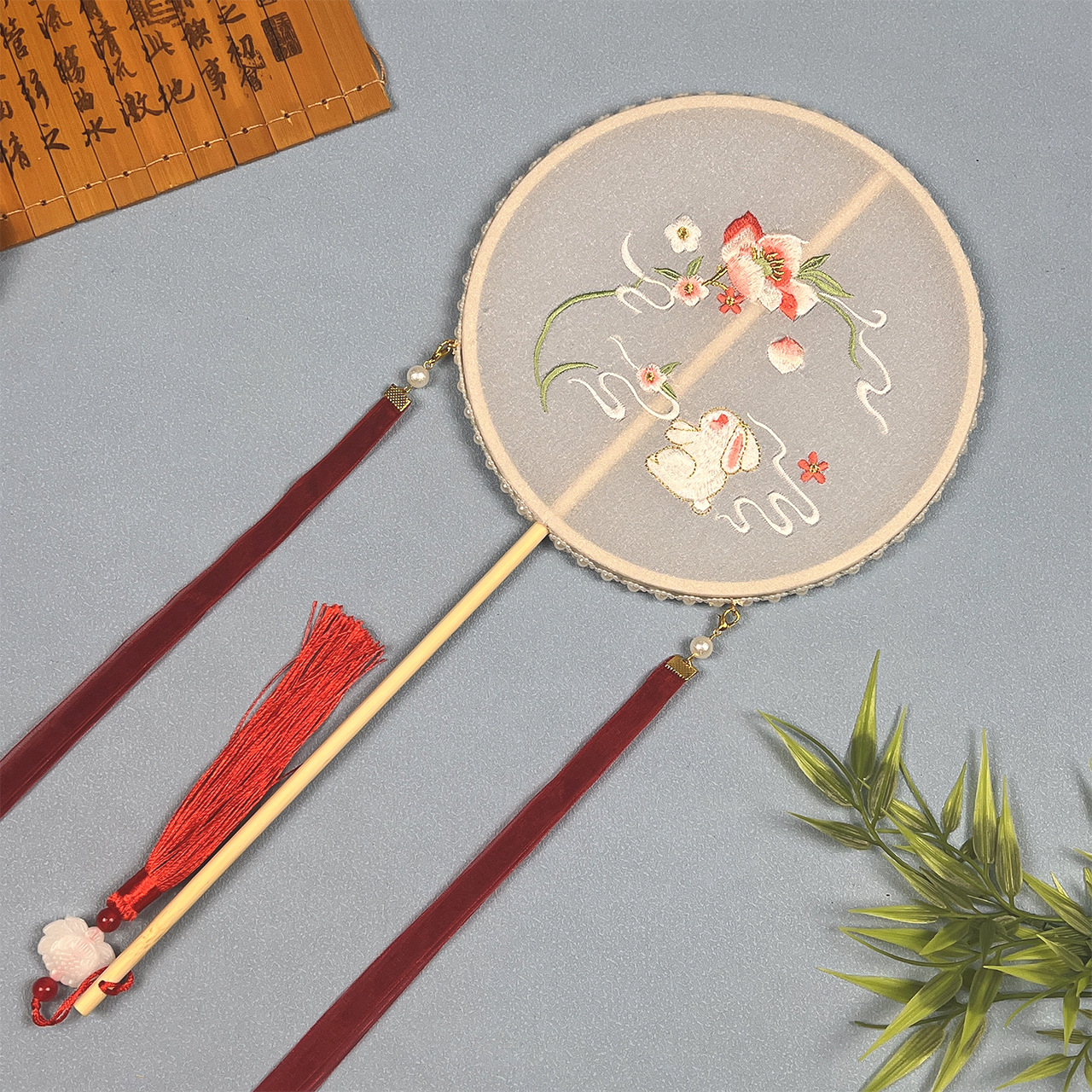 붉은 꽃 토끼-둥근-중간