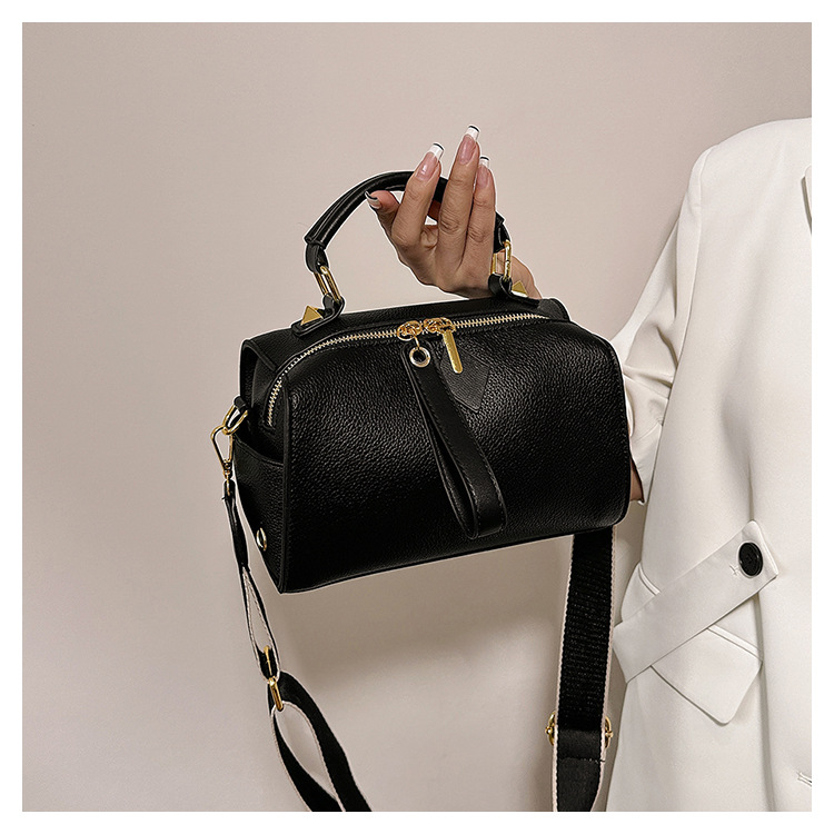 Women's Pu Leather Solid Color Elegant Pillow Shape Zipper Handbag display picture 5
