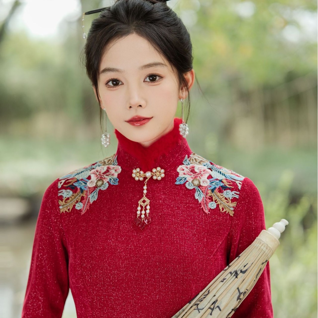 Winter elegant comfortable fashionable red evening dress