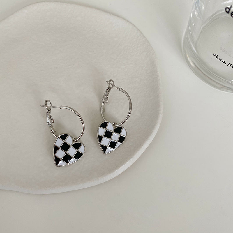 Silver, Black Color Korean Version Of Black And White Checkerboard Dripping Heart Earrings Female Wholesale