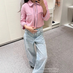 早春の新型の小香風真珠は丸首の重工業のチェーンを掛けて白いショートコートの上着の半分のスカートを飾ります。
