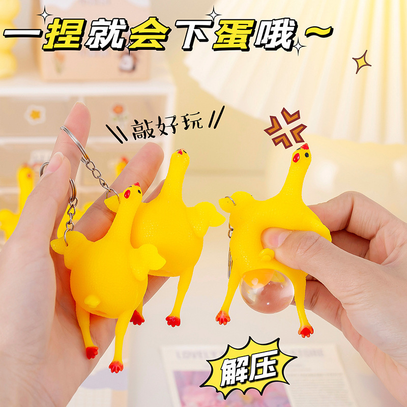 Los puestos del mercado nocturno de Yiwu empujan pequeños productos básicos, los puestos circulares, los regalos para niños de celebridades de Internet, los juguetes luminosos