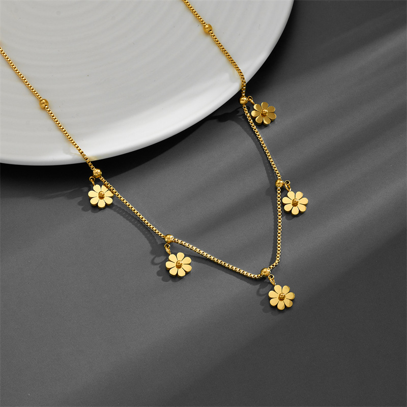 Titanium Steel 18K Gold Plated Elegant Plating Flower Pendant Necklace display picture 3