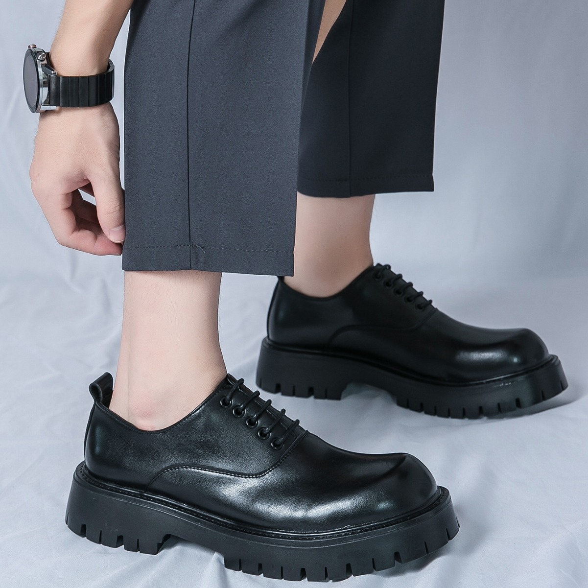 Zapatos de hombre de cuatro estaciones, zapatos de cuero casuales de tamaño grande transfronterizo, moda de moda, zapatos de cuero de suela gruesa juvenil, zapatos de novia brillante, moda de zapatos de boda