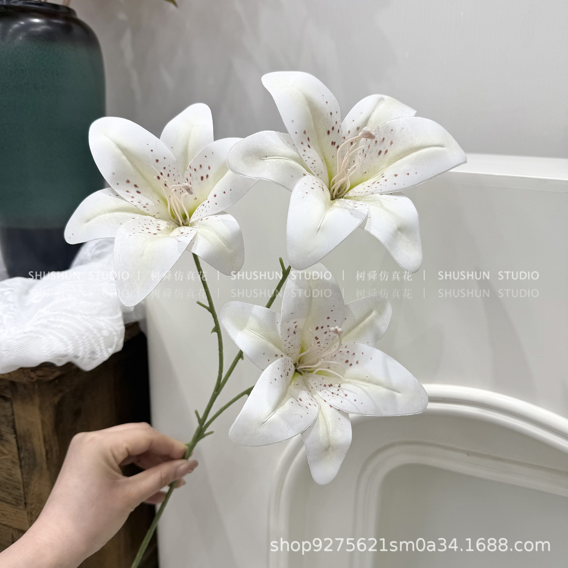 Película de tres cabezas Lily-Black Core White