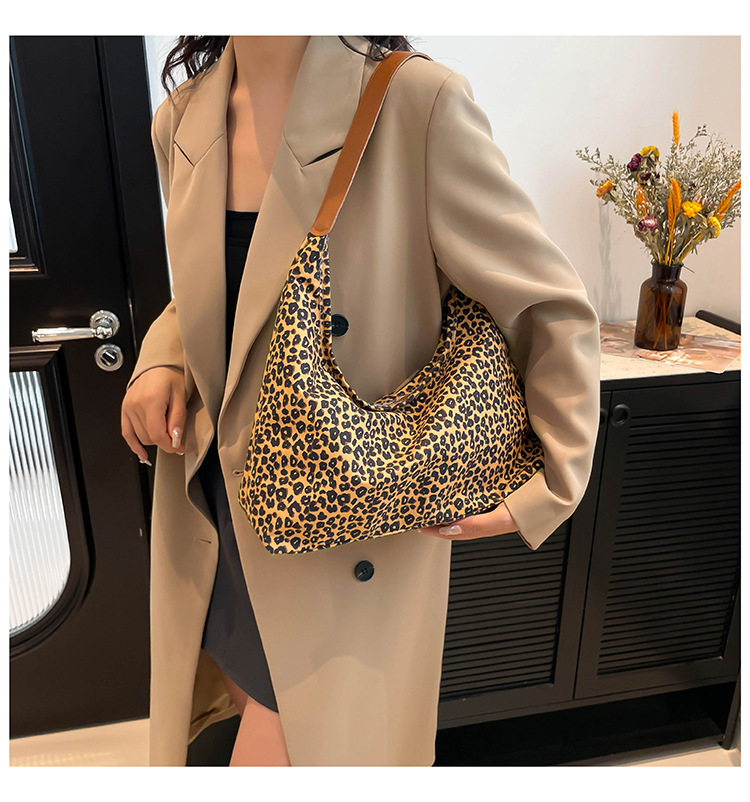 A new minimalist canvas bag with a large capacity in Korean fashion, a leopard print commuter single-shoulder crossbody bag undefined