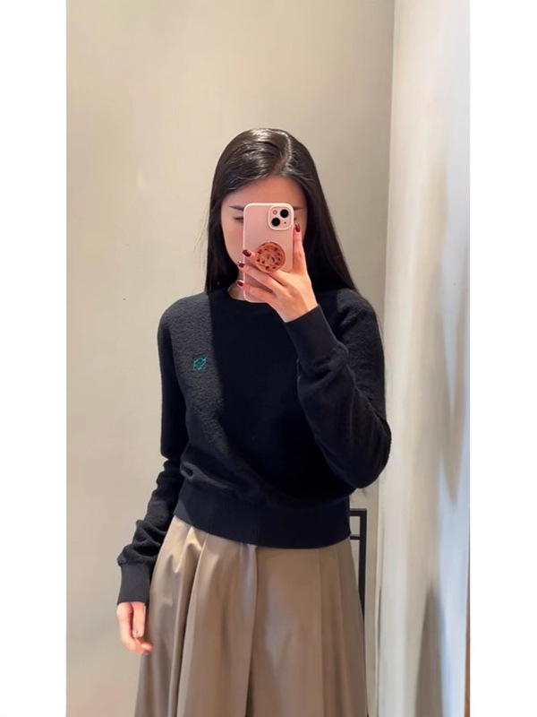 25年 ショート丈 スリムフィット 長袖 丸首 ニットセーター レディース インナー トップス 刺繍ロゴ/刺繍入り|undefined