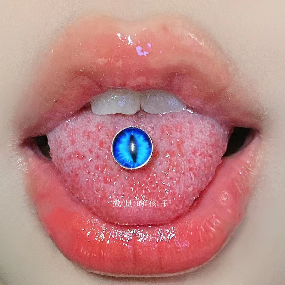 16G labret stud size and finish detail
