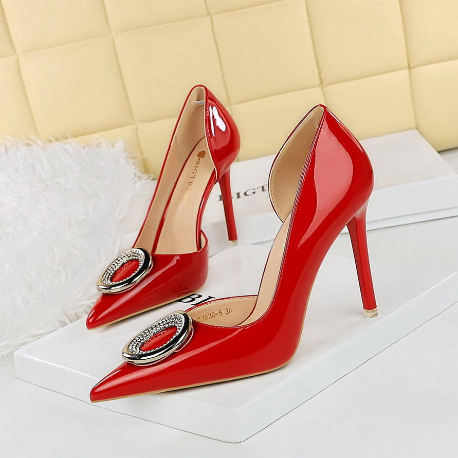 638-K61 Sexy Stiletto-Pumps im europäischen und amerikanischen Stil für den Nachtclub: Glänzendes Lackleder, seitliche Ausschnitte, Metall_voghion.com
