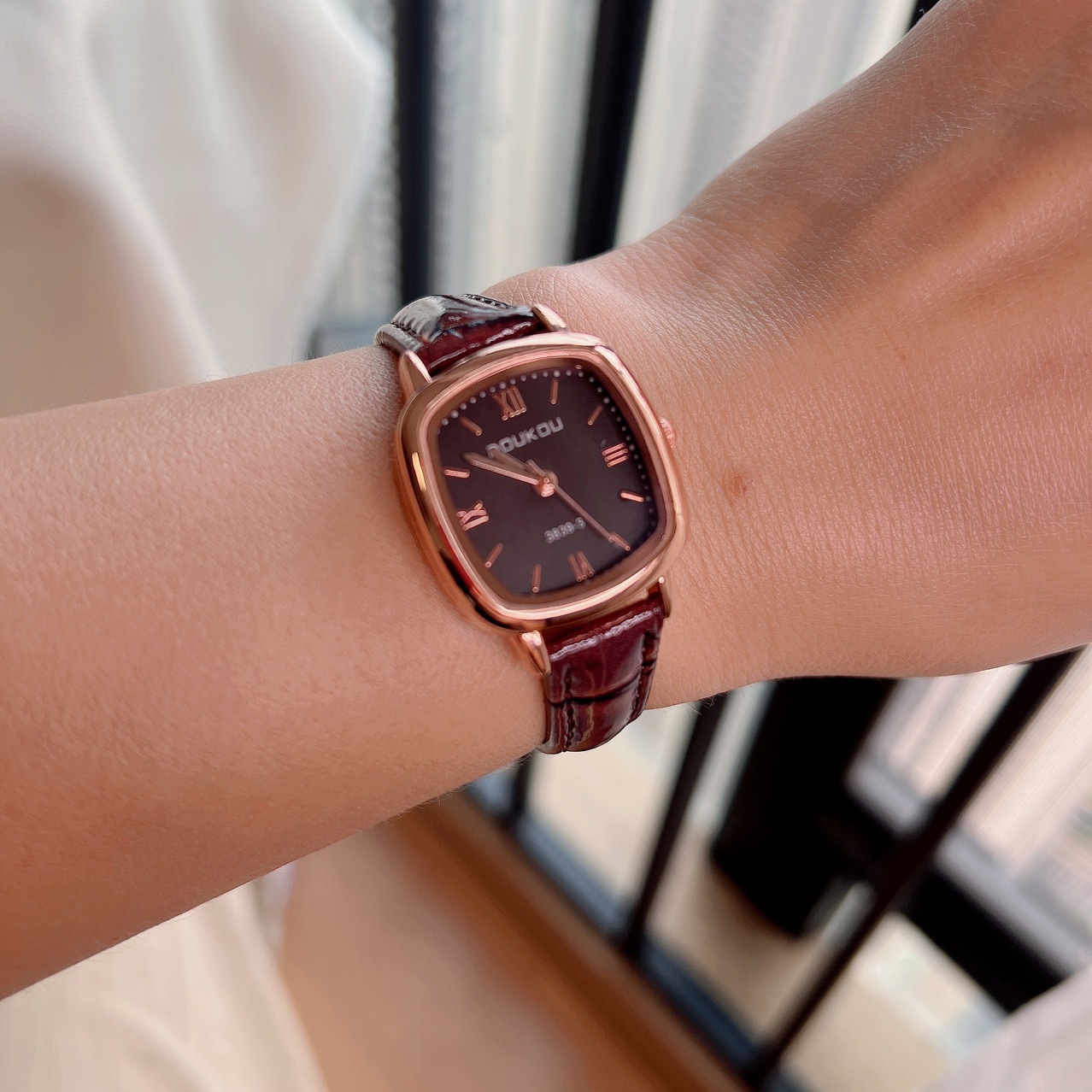Women's Gender Classic Style Solid Color Buckle Quartz Watch Women's Watches