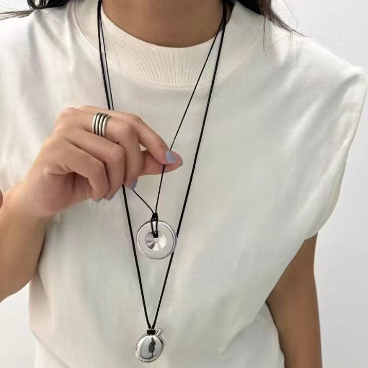 Collana lunga con ciondolo a forma di boccetta profumo in pelle_voghion.com