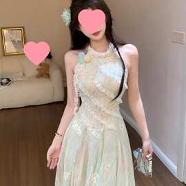 法式立体花朵碎花挂脖连衣裙女2026夏新款设计感收腰显瘦度假长裙