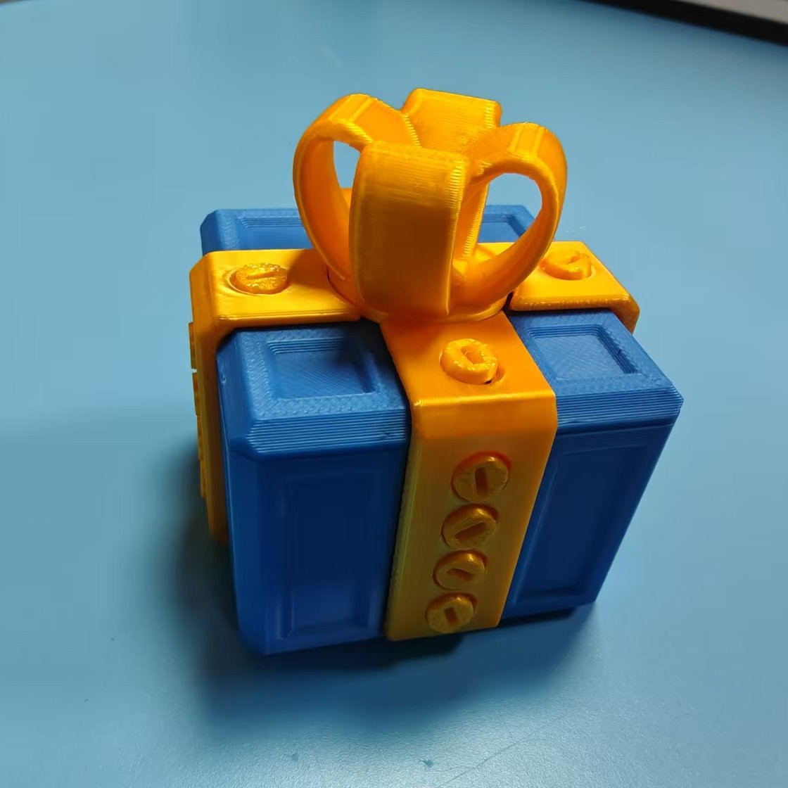 짜증나는 선물 상자 골드 블루