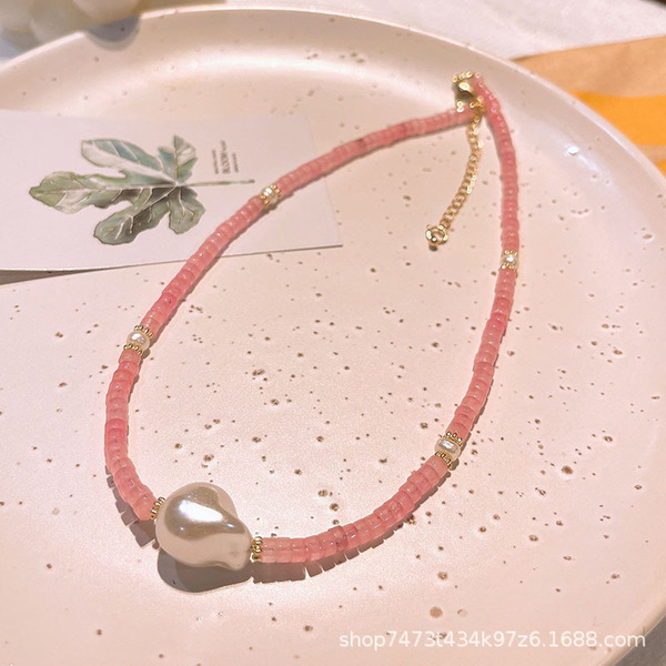 Design retro necklace from pearl