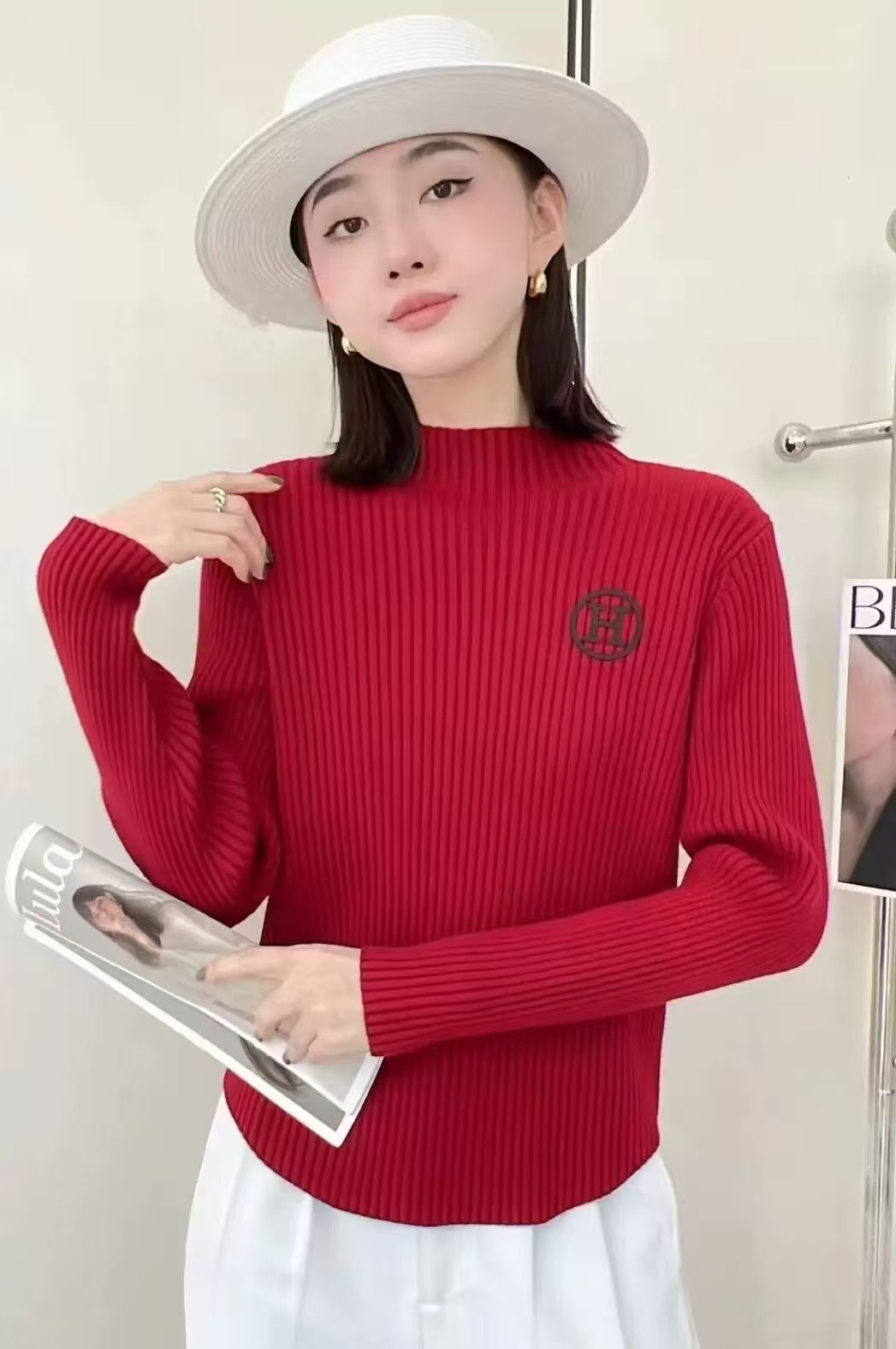 Diseño elegante irregular suéter de cuello medio alto para mujeres 2024 otoño y invierno nuevo estilo extranjero camisa de punto superior
