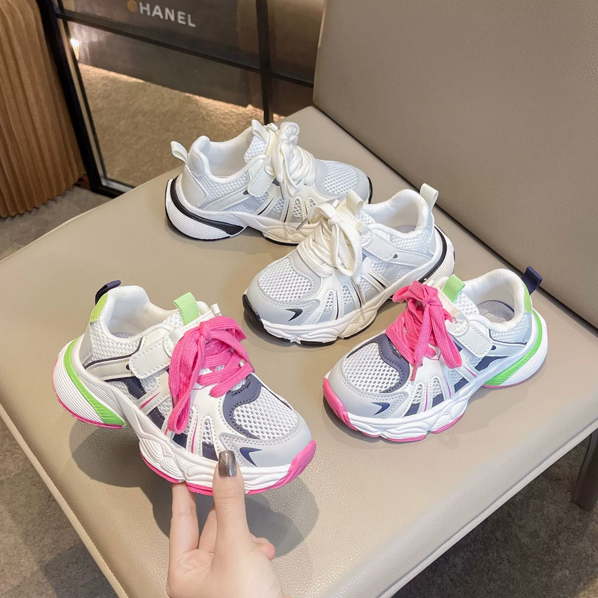 Дети 2024 весна и осень новая дышащая сетка спортивная обувь для мальчиков беговая обувь для девочек липучка цветная подошва оптом