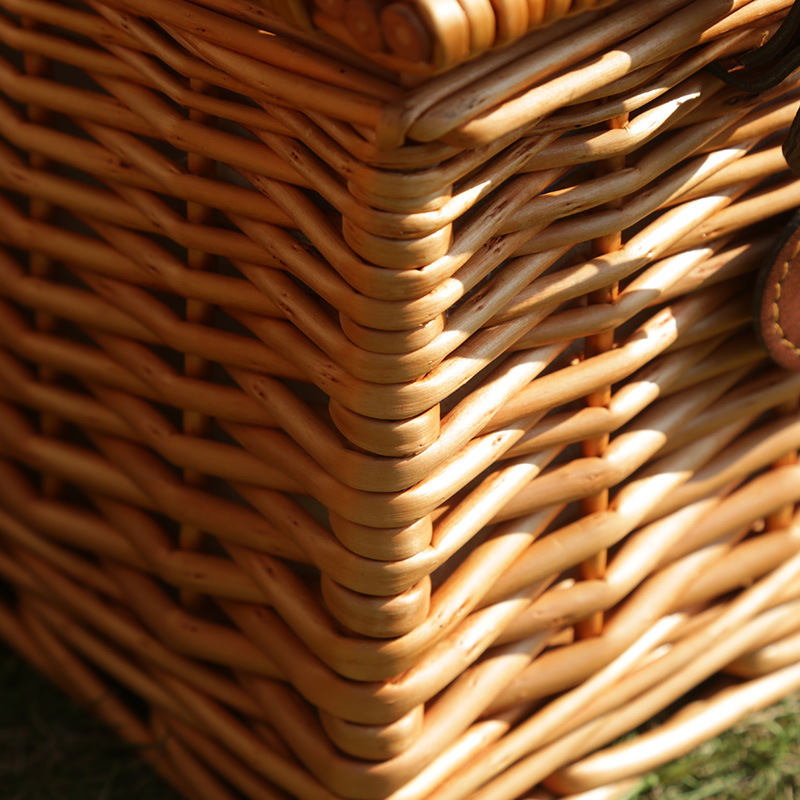Fábrica en stock cesta de picnic tejida a mano picnic al aire libre con tapa y vajilla cesta de almacenamiento cesta de verduras de carne de fruta