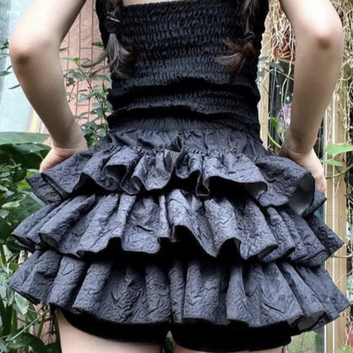 A ballet-inspired sweet pleated short skirt with voluminous hems, high-waisted and flattering, exudes a literary and fresh charm, featuring an inner lining safety pant and a cake skirt design.