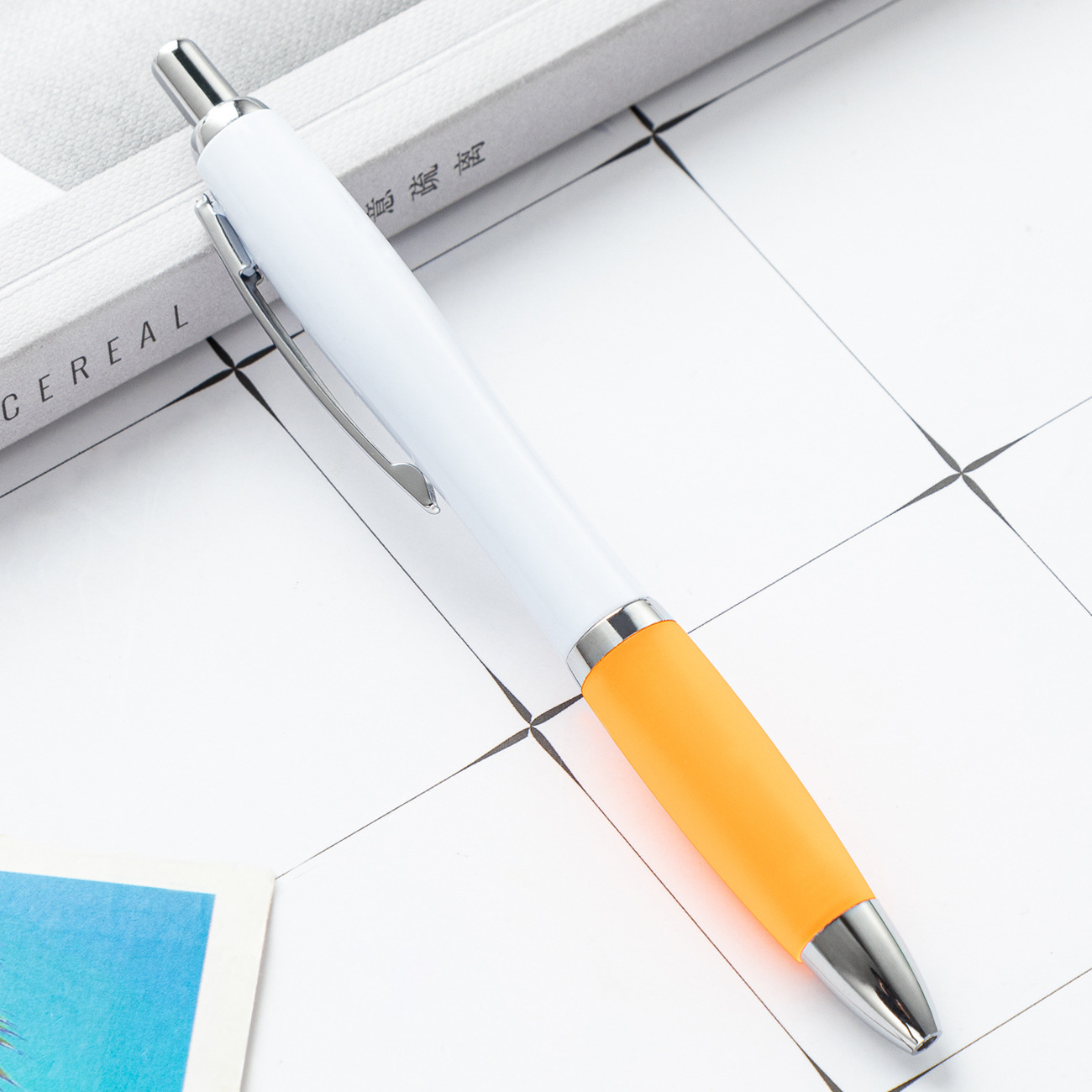 Bolígrafos de colores tipo calabaza, clic suave, imprimibles con logo, ideales para publicidad.