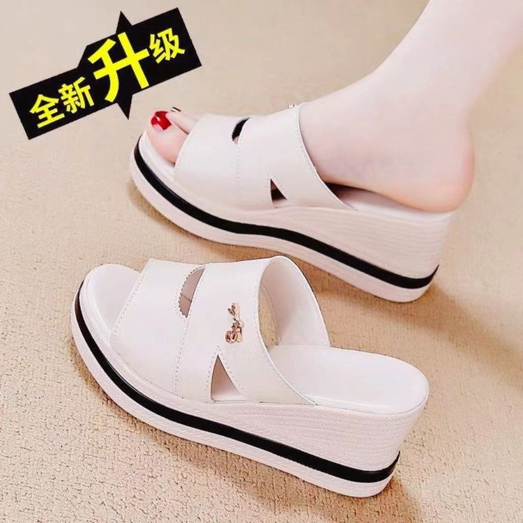 Soft Leather Thick-Soled Non-Slip Soft-Soled Mom Slippers 2026 Spring and Summer New Fashion Outdoor Waterproof Sandals for Women