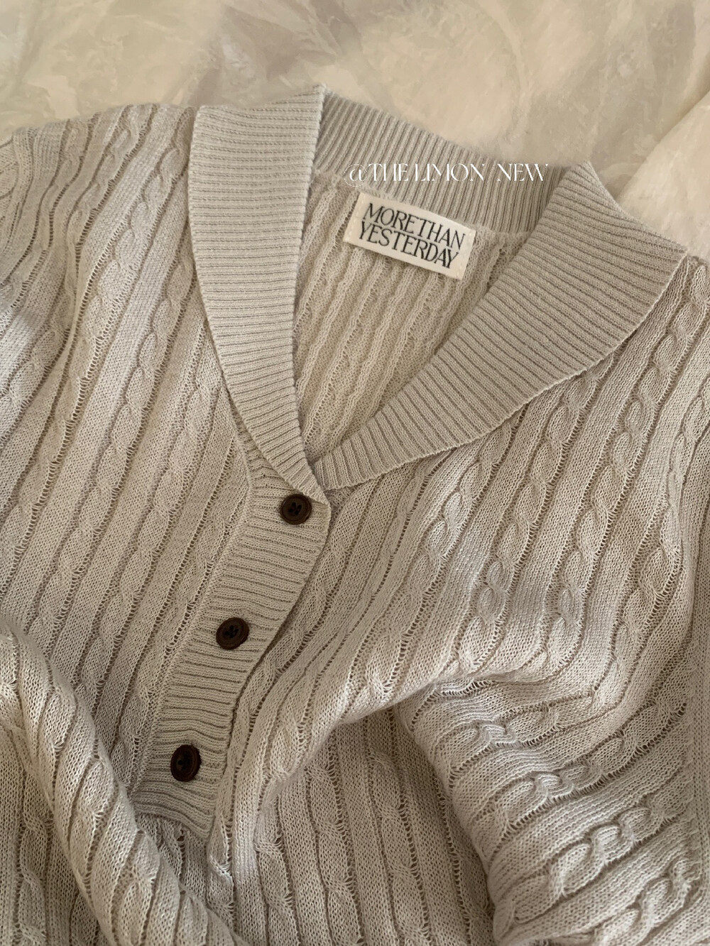 Áo polo nữ cổ bẻ tay ngắn phong cách cổ điển, chất liệu cotton pha sợi, form suông thoải mái — Xám Apricot, trắng ngà, xanh nhạt, Xám hoa sâu chi tiết 30