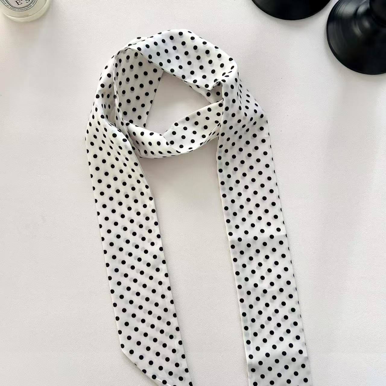 흰색 물방울 무늬