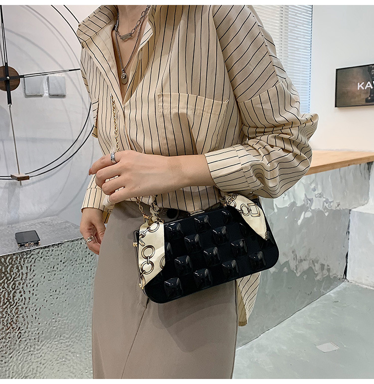 Women's Medium All Seasons Arylic Solid Color Fashion Square Lock Clasp Handbag display picture 2