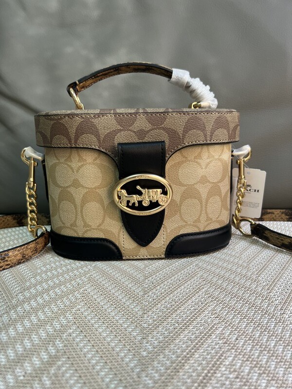Coach's new women's bag, Georgie makeup bag, hand-held snake pattern box bag, vintage monogram shoulder and crossbody bag Coach's new women's bag, Georgie makeup bag, hand-held snake pattern box bag, vintage monogram shoulder and crossbody bag