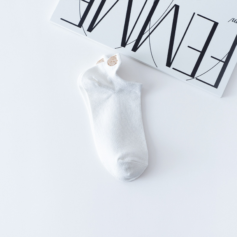 Calcetines de mujer de verano delgados superficial absorción de sudor calcetines transpirables talón bordado para elevar las orejas calcetines blancas al por mayor