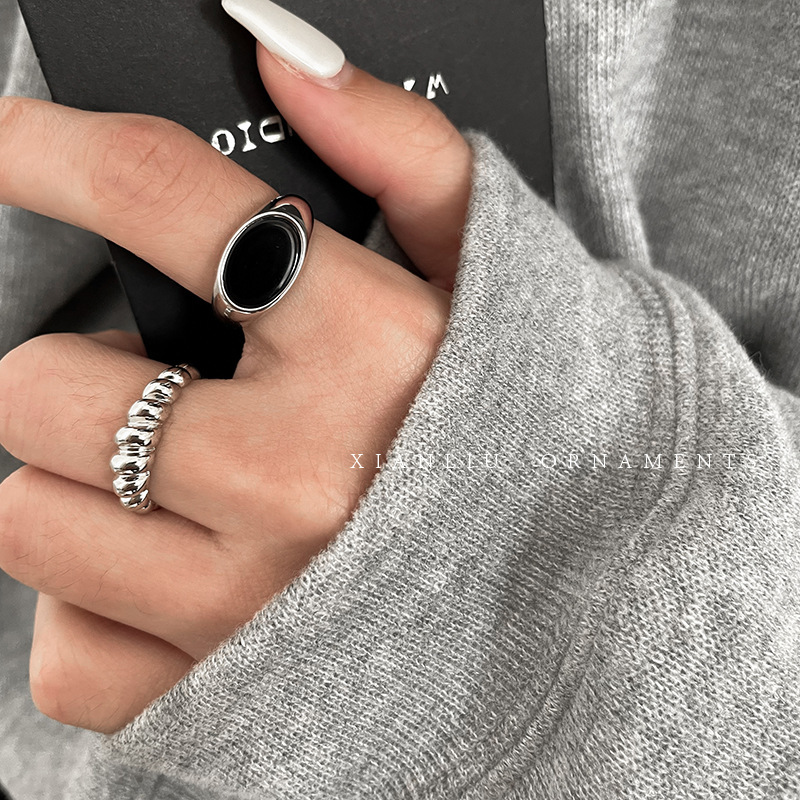 Fashionable retro black small design ring with pigtail