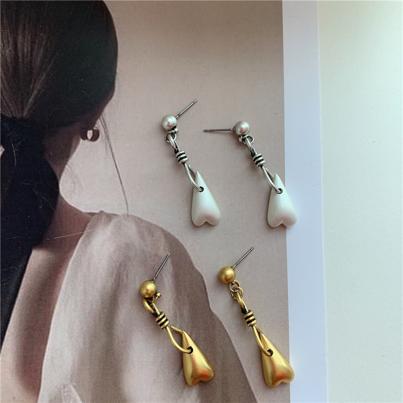 New Simple Retro Golden Love Big Earrings display picture 4