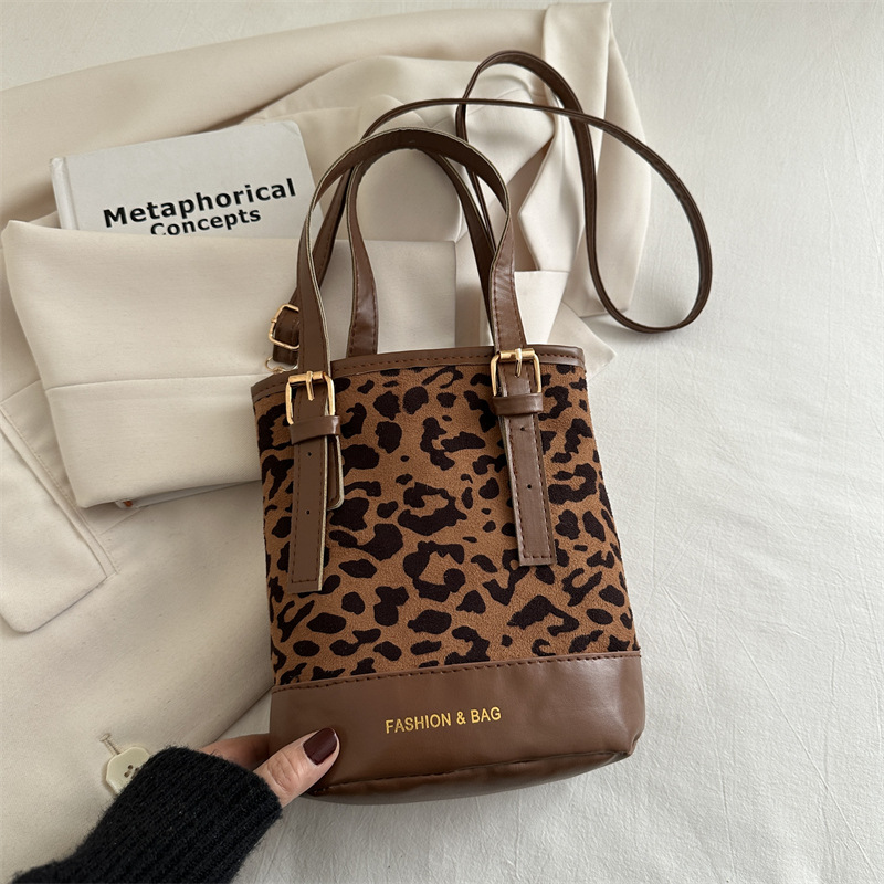 Nicho coreano bolso mate mujeres 2024 nuevo otoño invierno bolso de hombro de alto nivel retro bolso de cubo