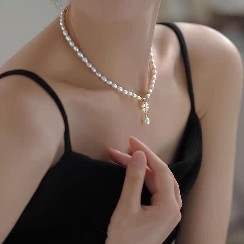 Zhuji Natural Freshwater Pearl Necklace for Women, Elegant Four-Leaf Clover Pendant, French Style, Niche Clavicle Chain, Delicate Sweater Chain