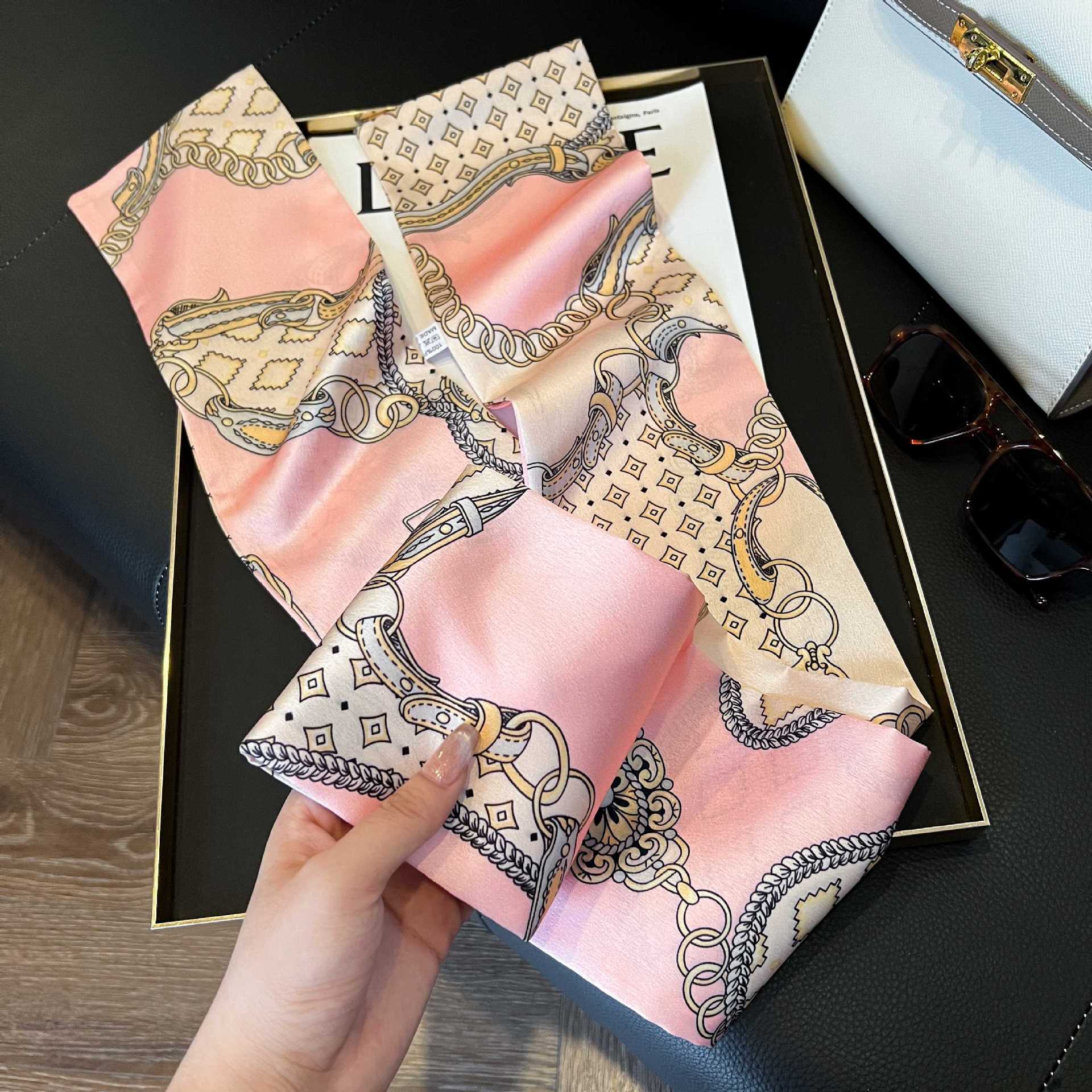 Nueva bufanda de seda pequeña banda larga estrecha para el cabello mujer estilo primavera y otoño moda madre bufanda estilo verano estilo fino serpentina bufanda al por mayor