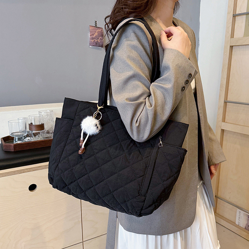 Women's Quilted Shoulder Bag Large Capacity Commuter Tote_voghion.com