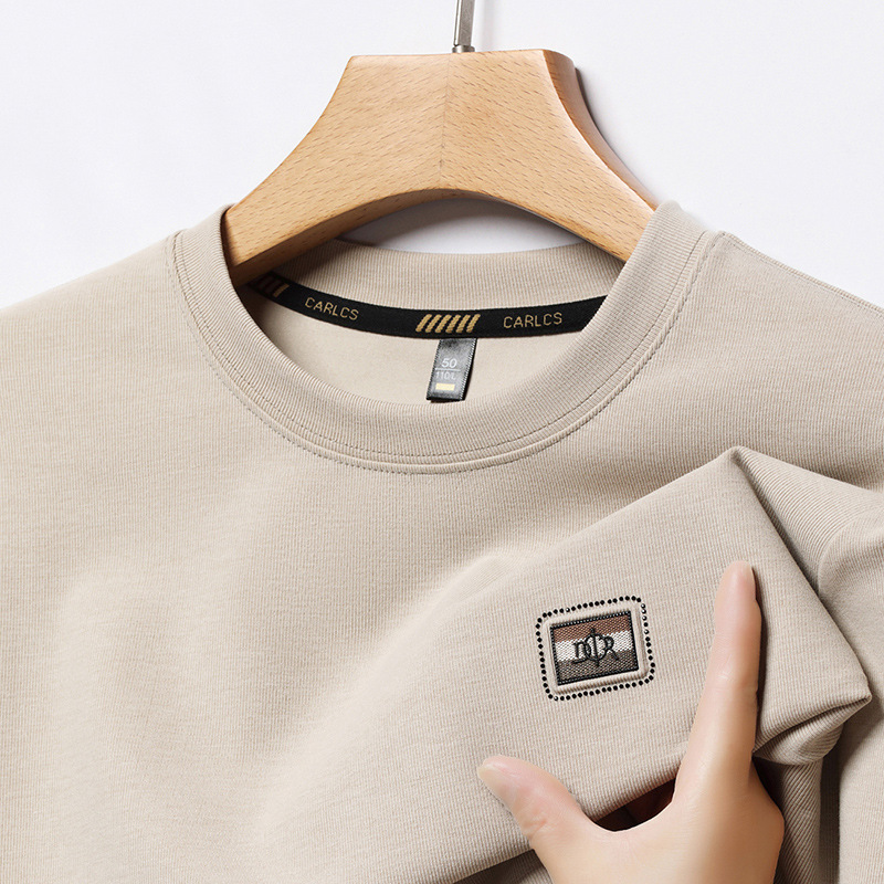 La felpa con cappuccio a girocollo da uomo emana un'atmosfera di alta qualità. È uno strato di base alla moda per la primavera e l'autunno, con una lunga scollatura._voghion.com