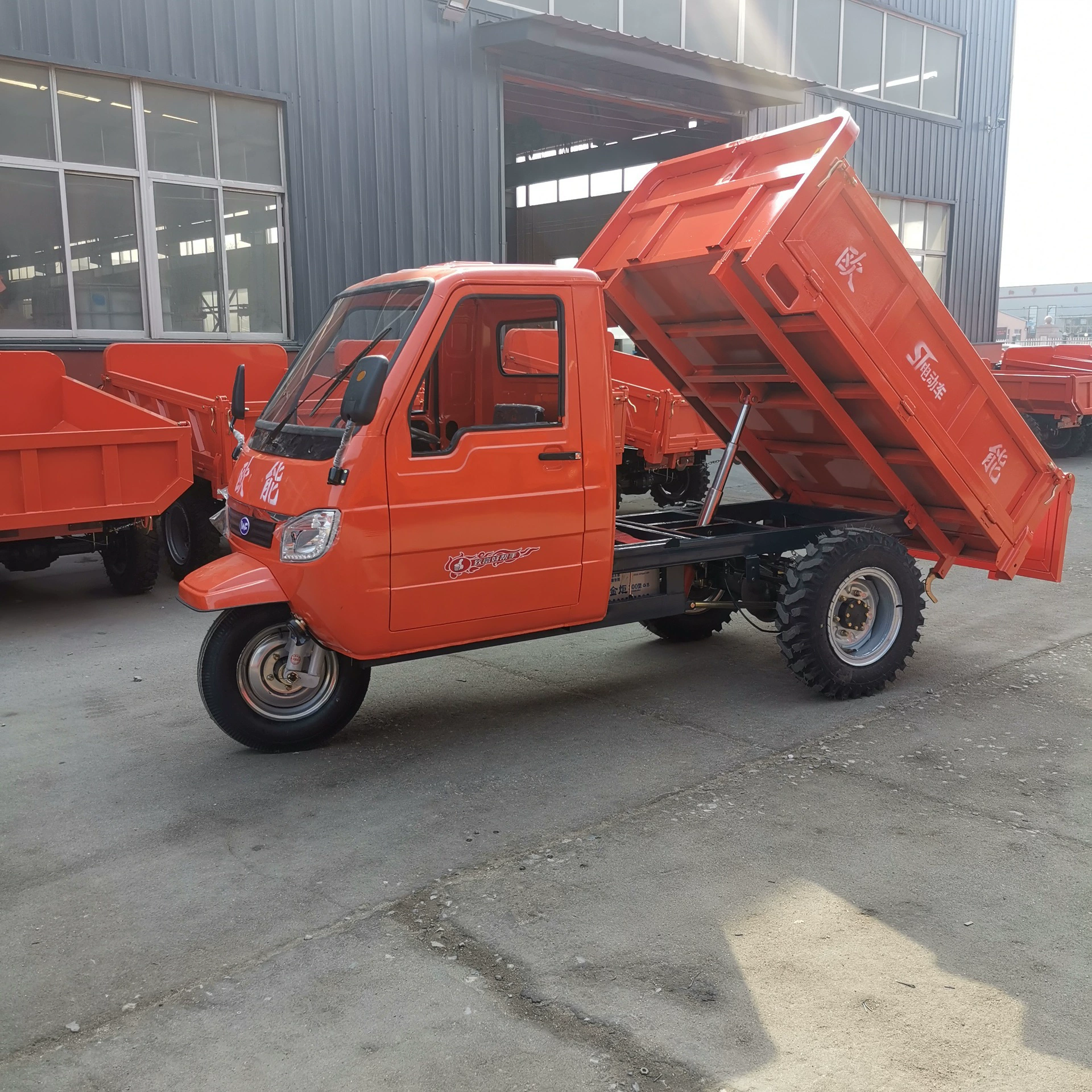 Производитель дизельных самосвалов, инженерных трехколесных транспортных средств, строительных лифтов и малых дизельно-электрических трехколесных транспортных средств