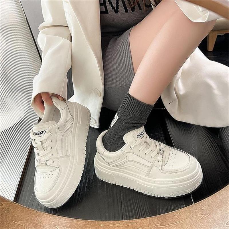 Zapatos blancos pequeños para mujer 2023 zapatos de mujer de verano nuevos zapatos de tablero blanco suela gruesa aumento pequeños zapatos casuales de una sola capa suela blanda