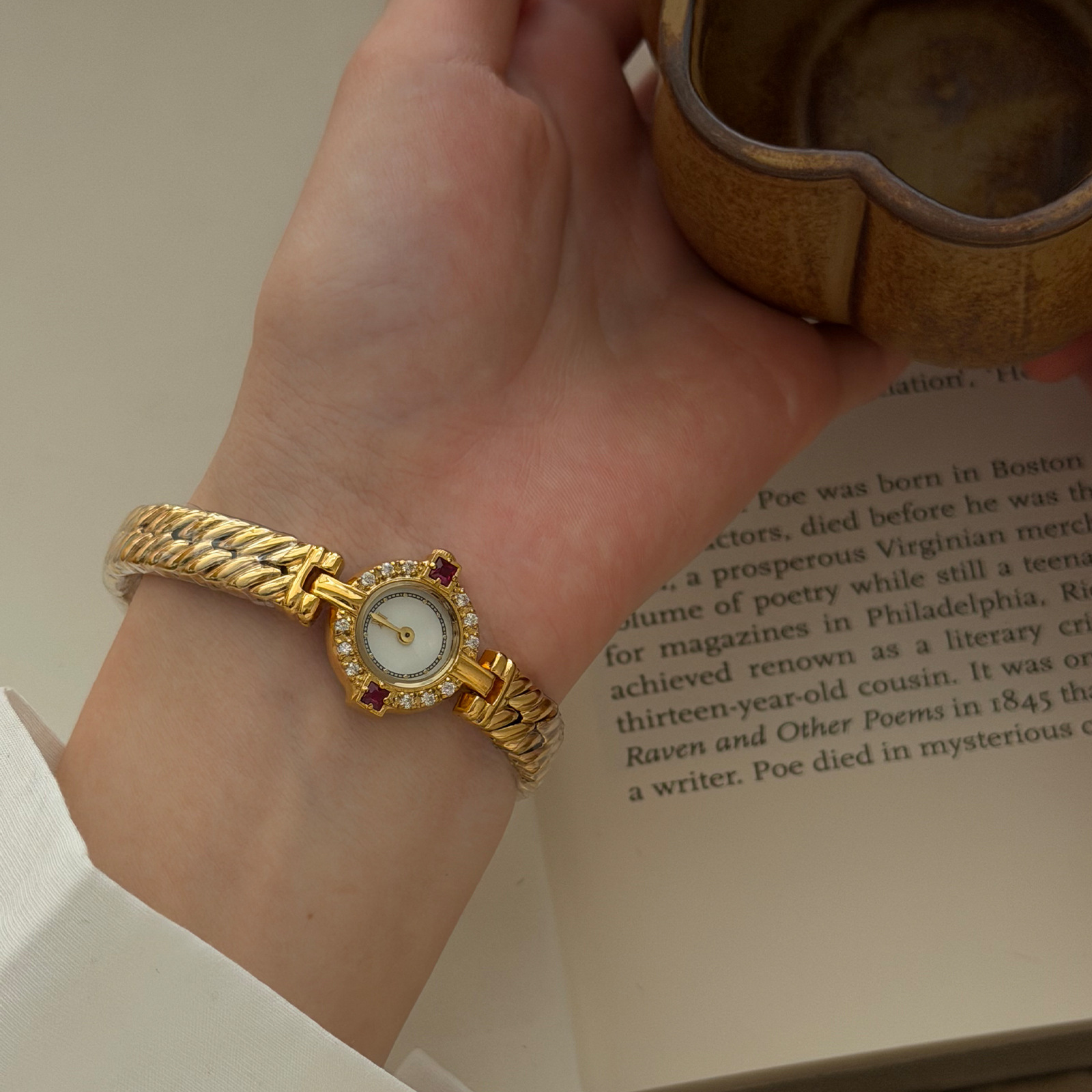 Ceas de damă retro medieval exquisit cu cadran roșu rubin_voghion.com