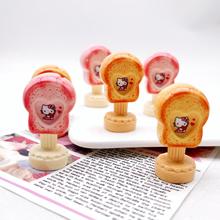 仿真KT猫咪面包立牌 树脂配件微缩食玩创意DIY钥匙扣挂件娃娃屋